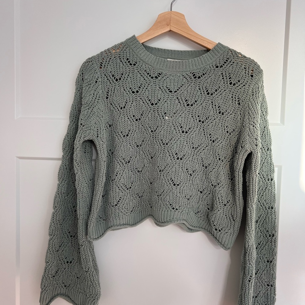 Francesca's Collections Green Crew Neck Cropped Sweater with Scalloped Hem